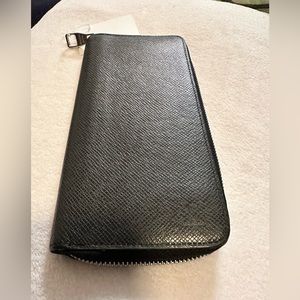 Authentic Pre 🖤 black Lous Vuitton wallet